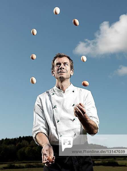Koch jongliert mit Eiern