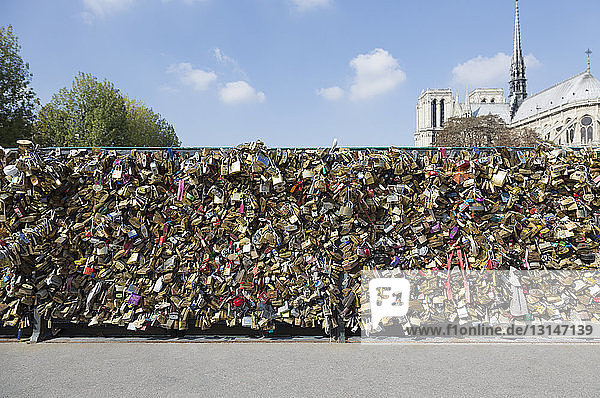 Eine Fülle von Liebesschlössern auf der Pont de l'Archeveche vor Notre Dame  Paris  Frankreich