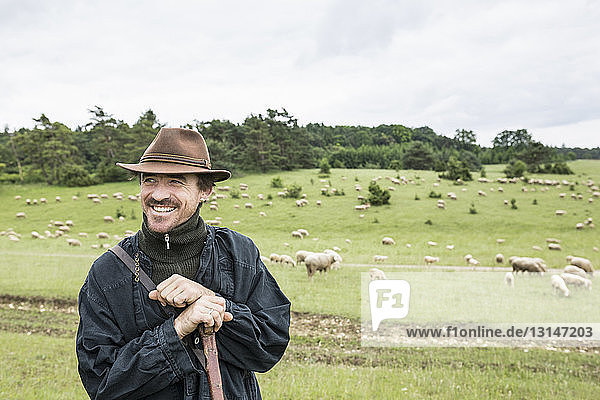 Porträt eines Landwirts auf einem Feld  lächelnd