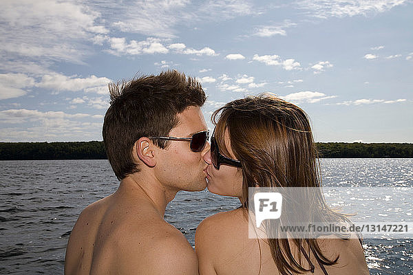 Pärchen küsst sich am See