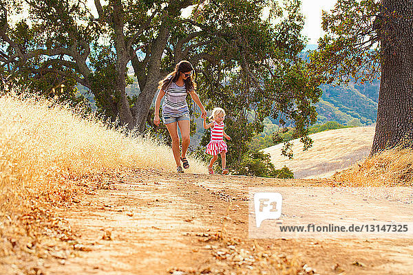 Mutter und Tochter haben Spaß  Mt. Diablo State Park  Kalifornien  USA