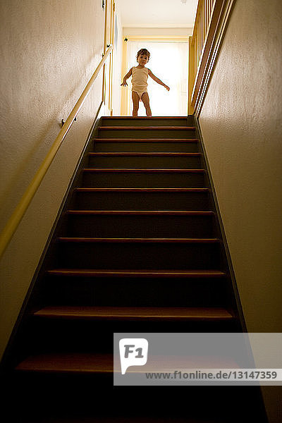 Junges Mädchen oben auf der Treppe stehend