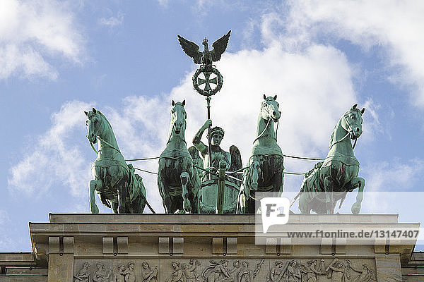 Statue auf dem Brandenburger Tor  Berlin  Deutschland