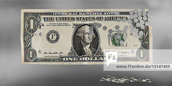 Löcher in einer Ein-Dollar-Banknote
