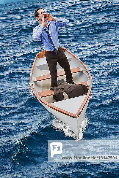 Mann in einem kleinen Boot  der um Hilfe ruft