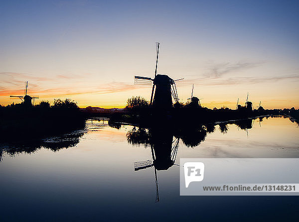 Traditionelle Windmühlen in Kinderdijk  in der Nähe von Amsterdam  Niederlande