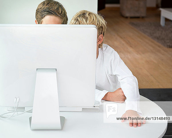 Jungen hinter einem Computerbildschirm