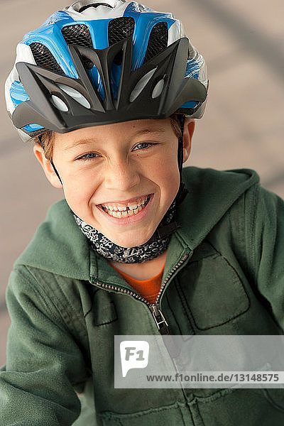 Junge trägt Fahrradhelm im Freien