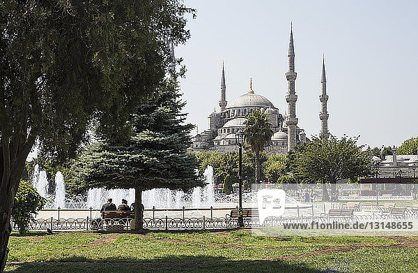 Blick auf den Park und die Hagia Sophia Kirche  Istanbul  Türkei