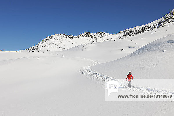 Man wlaking in snow  Kuhtai  Austria