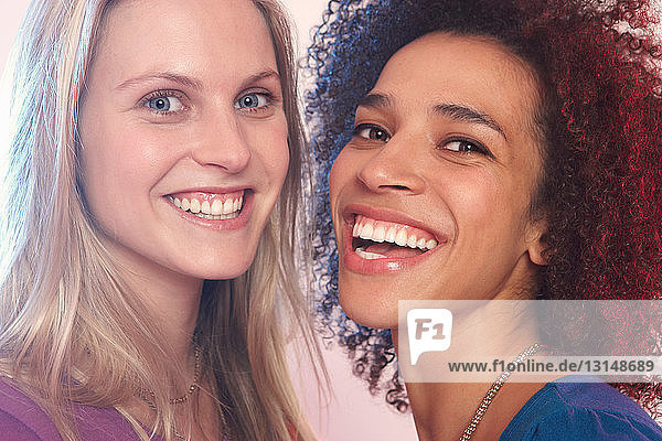 Porträt von zwei lachenden jungen Frauen