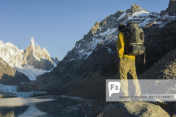Mann mit Blick auf die Laguna Torre  El Chalten  Nationalpark Los Glaciares  Argentinien