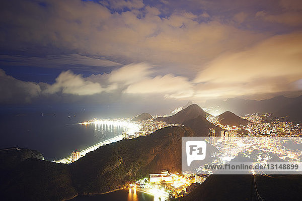 Nachtansicht des Hafens und der Berge vom Zuckerhut  Rio De Janeiro  Brasilien