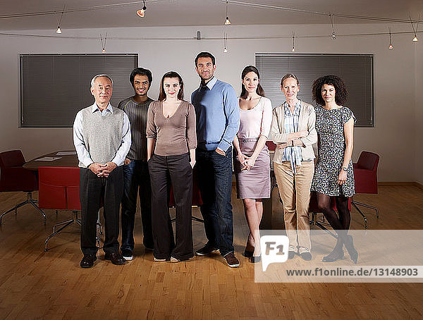 Gruppenporträt von Menschen im Sitzungssaal