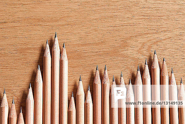 Hölzerne Bleistifte in einer Reihe