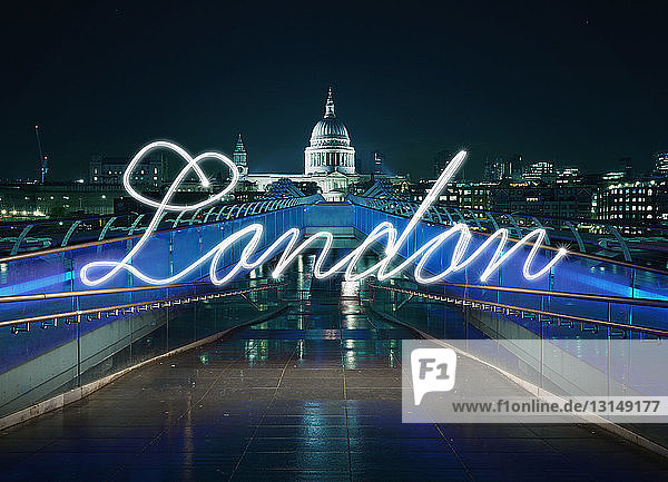 Glühendes handgeschriebenes London vor der Millennium-Brücke bei Nacht  London  UK