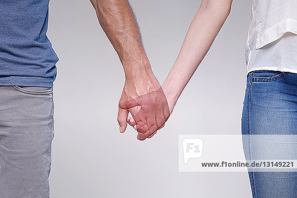 Mann hält Hände mit transparenter Frau  Fokus auf Hände