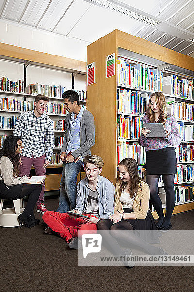 Studenten lesen in der Bibliothek