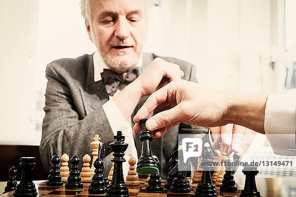 Zwei Männer spielen Schach im Büro
