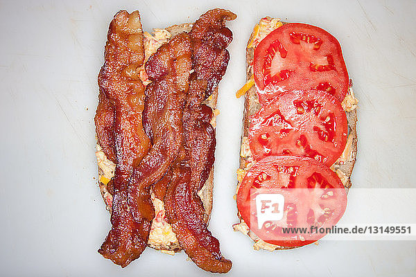 Sandwich mit Speck und Tomaten