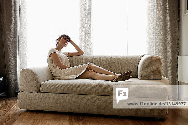 Frau auf dem Sofa liegend