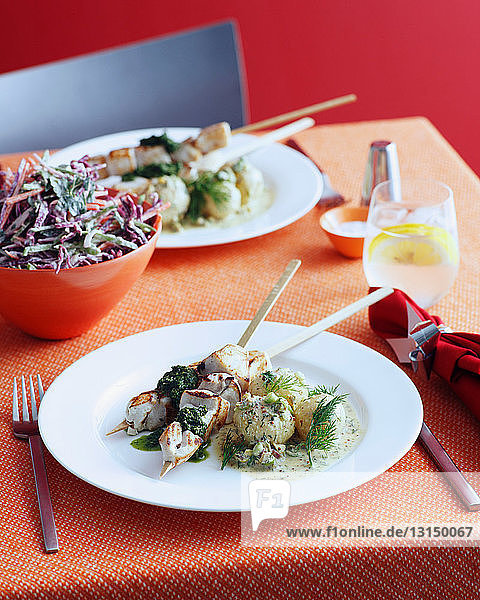 Teller mit Spießen und Krautsalat