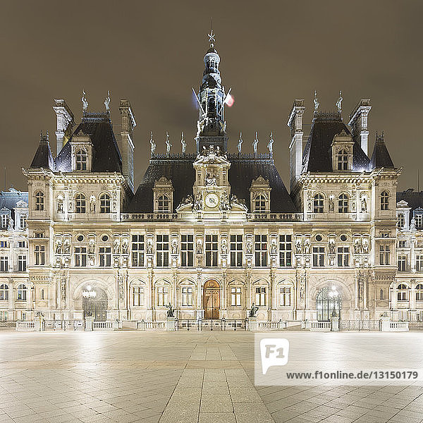 Blick auf das Hotel de Ville bei Nacht  Paris  Frankreich