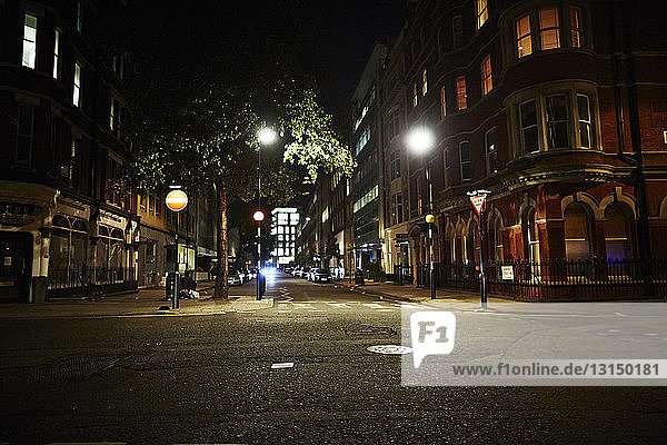 Straße bei Nacht  London  England