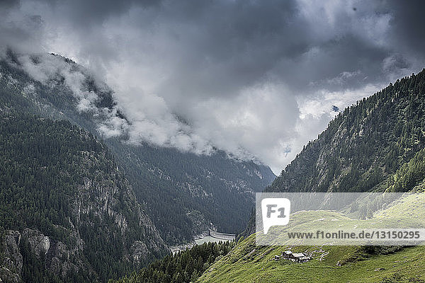 Blick auf Berge und Aletschgletscher in der Ferne  Wallis  Schweiz