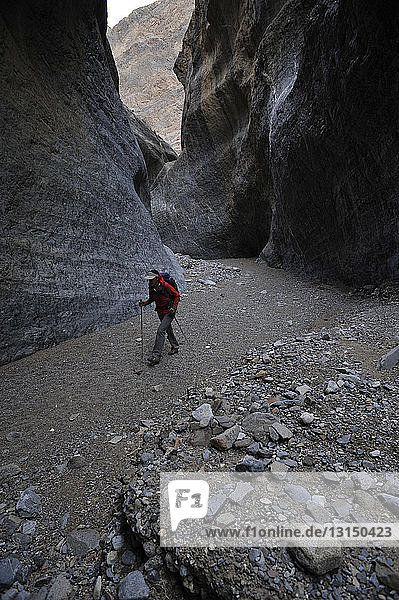 Wanderer erkundet Felsformationen  Marble Canyon  Death Valley National Park  Kalifornien