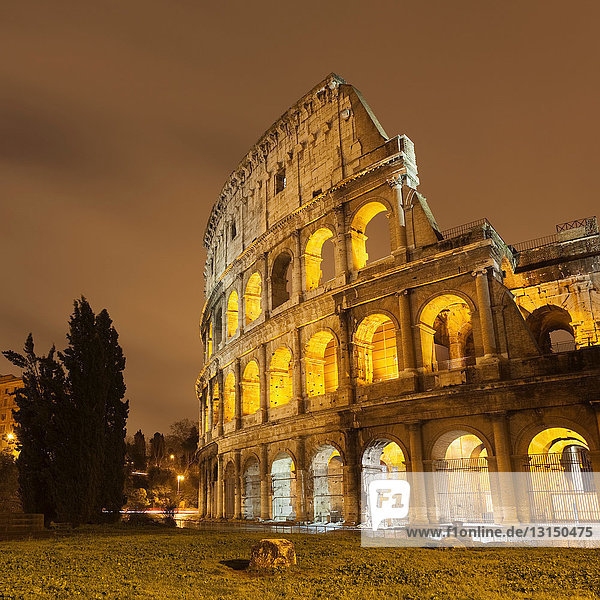 Römisches Kolosseum bei Nacht beleuchtet