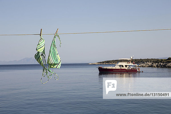 Blick auf einen an der Wäscheleine hängenden Bikini und das Meer  Kappadokien  Anatolien  Türkei