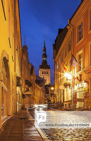 Straße mit Blick auf die St. Olafs Kirche bei Nacht  Tallinn  Estland