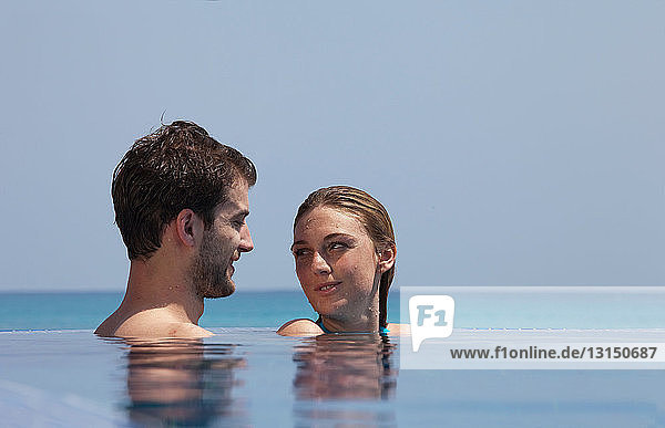 Ehepaar entspannt sich im Infinity-Pool