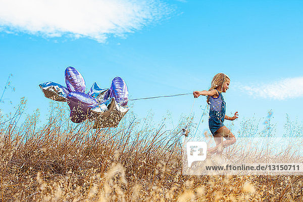 Mädchen spielen mit Luftballon  Mt Diablo State Park  Kalifornien  USA