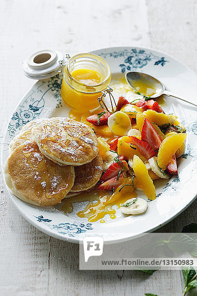 Teller mit Pfannkuchen und Obstsalat