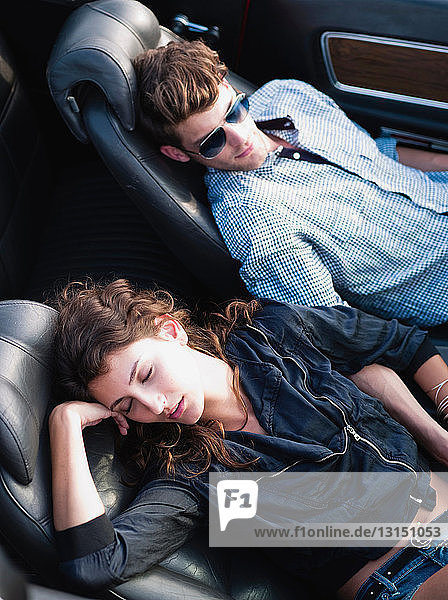 Paar im offenen Auto liegend