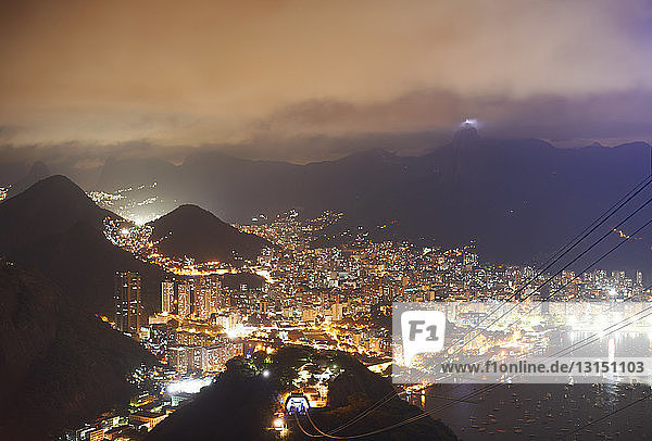 Blick auf den Hafen und die Berge vom Zuckerhutberg bei Nacht  Rio De Janeiro  Brasilien