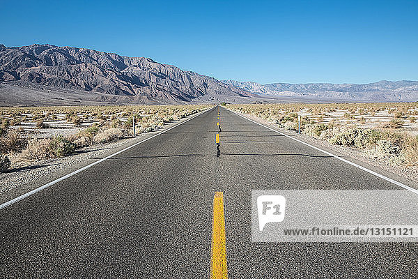 Leere Straße  Death Valley  Kalifornien  USA