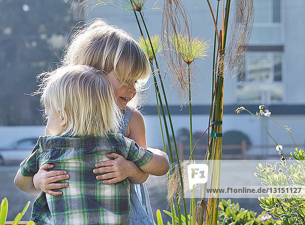 Kleinkinder  die sich im Freien umarmen