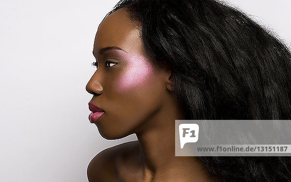 Profil einer jungen Frau mit metallischem Make-up