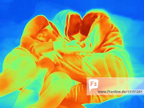Wärmebild eines jungen Paares  das sich auf dem Bett küsst