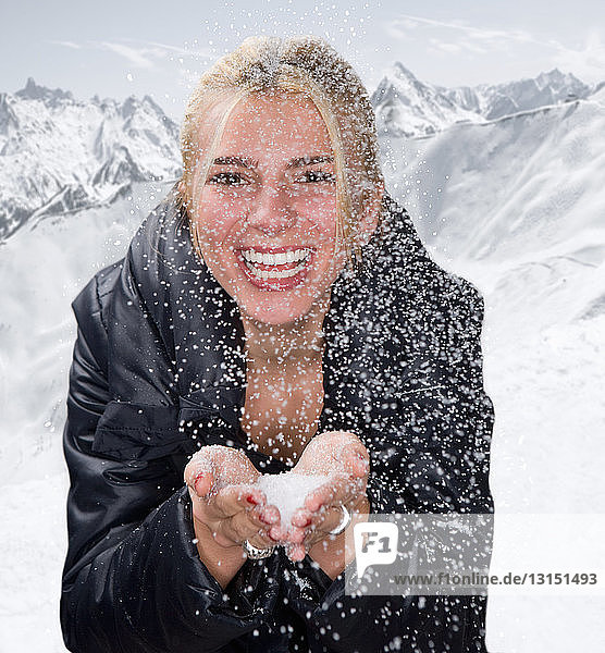 Junge Frau lächelt bei Schnee