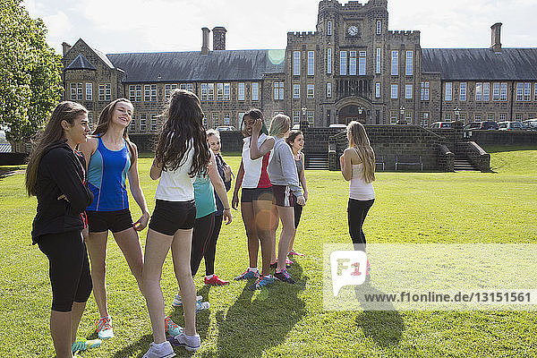 Eine Gruppe von Studenten macht eine Pause auf dem Feld