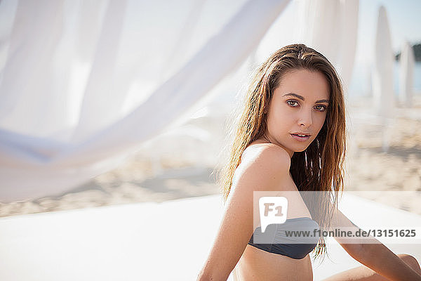 Porträt einer jungen Frau am Strand  Castiadas  Sardinien  Italien