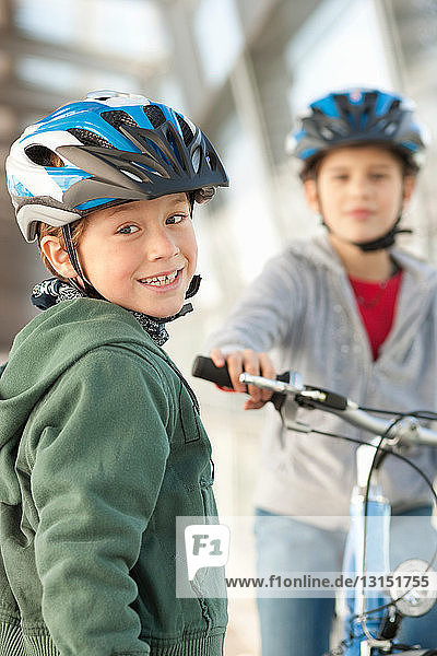 Sprechende Kinder auf Fahrrädern im Tunnel