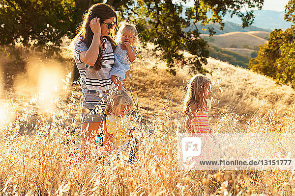 Mutter und Töchter beim Spaziergang  Mount Diablo State Park  Kalifornien  USA