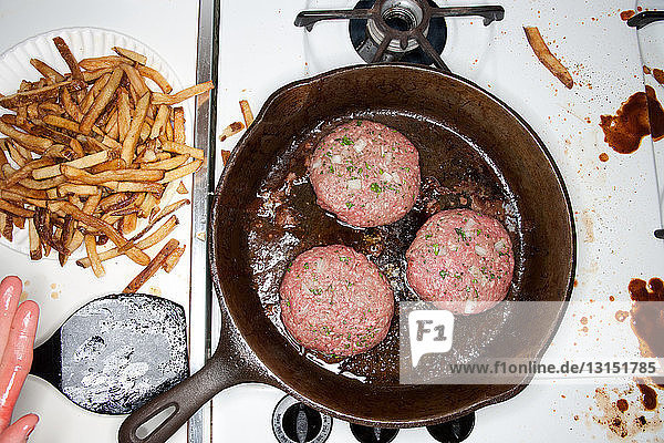Burger in der Bratpfanne