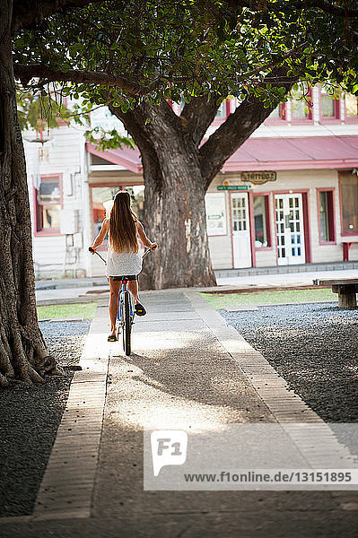 Frau fährt Fahrrad im Park