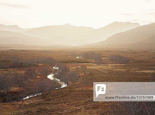 Blick auf einen gewundenen Fluss und Berge  nordwestliche Highlands  Schottland  UK